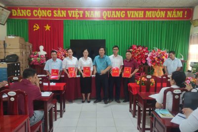 CÔNG BỐ, TRAO QUYẾT ĐỊNH THÀNH LẬP CHI BỘ TRƯỜNG TIỂU HỌC VÀ TRUNG HỌC CƠ SỞ VĨNH BÌNH NAM 1 TRỰC THUỘC ĐẢNG UỶ XÃ VĨNH BÌNH, TỈNH AN GIANG